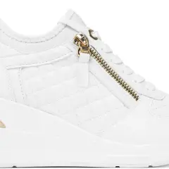 Białe sneakersy na koturnie z pikowanymi panelami i złotym zamkiem błyskawicznym. Stylowe obuwie od deezee firma.