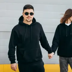 Dlaczego dziewczyny kochają męskie bluzy? Sekrety komfortu i stylu.