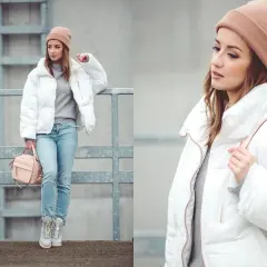 Czy białe kurtki są modne? Tak, ta puchowa biała kurtka w połączeniu z jeansami i beżową czapką tworzy stylowy look.