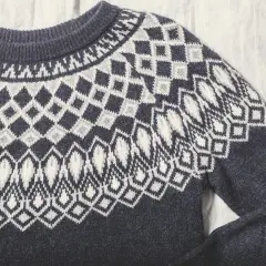 Ciemnoszary sweter z norweskim wzorem. Dowiedz się, jak uratować sfilcowany sweter, by znów był jak nowy.