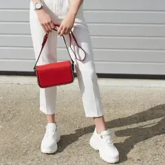 Jaka torebka do czerwonych butów? Odkryj sekrety stylistki!