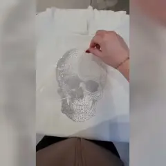 Blask na lata! Jak trwale przykleić kryształki do bluzy?