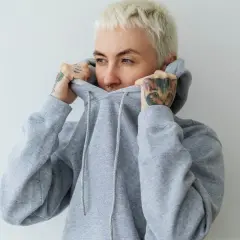 Bluza loose fit: Co to znaczy? Jak nosić ten modny krój?