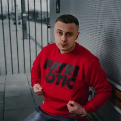 Bluza crewneck: Klasyka stylu. Jak nosić i unikać błędów?