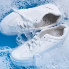 Białe buty jak nowe? Skuteczne czyszczenie na każdy materiał