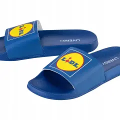 Klapki Livergy z logo Lidl. To marka dostępna w dyskontach.