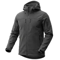 Szara kurtka softshell z kapturem i wieloma kieszeniami. Dowiedz się, jak prać softshell, aby zachować jego właściwości.
