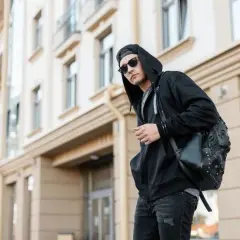 Bluza z kapturem: Jak nosić ją modnie na każdą okazję?