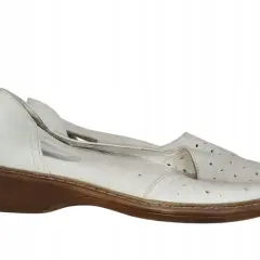 Białe, ażurowe buty na niskim obcasie. Czy to Easy Street buty? Co to za firma?
