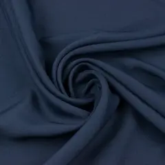 Granatowa gabardyna, miękko układająca się w wir. Idealna na elegancki płaszcz lub stylową marynarkę.