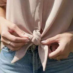 Jak zawiązać bluzę modnie? 5 sposobów na stylowy look!