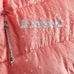 Wodoodporna kurtka z widocznym, zbitym puchem w pikowaniach. Kropelki wody na materiale.