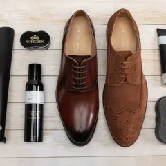 Zestaw do pielęgnacji obuwia: eleganckie buty, pianka czyszcząca, krem wodoodporny i akcesoria. Dowiedz się, jak pastować buty, by wyglądały jak nowe.