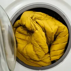 Jak prać kurtkę puchową w pralce? Sekrety puszystego puchu
