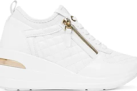 Białe sneakersy na koturnie z pikowanymi panelami i złotym zamkiem błyskawicznym. Stylowe obuwie od deezee firma.
