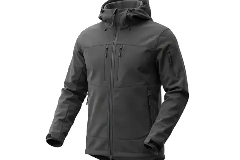Szara kurtka softshell z kapturem i wieloma kieszeniami. Dowiedz się, jak prać softshell, aby zachować jego właściwości.