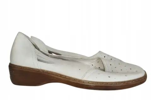 Białe, ażurowe buty na niskim obcasie. Czy to Easy Street buty? Co to za firma?