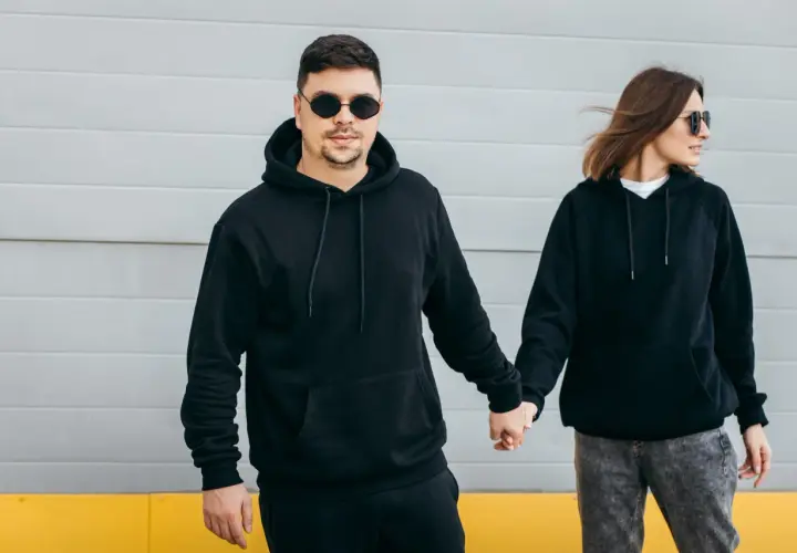 Dlaczego dziewczyny kochają męskie bluzy? Sekrety komfortu i stylu.