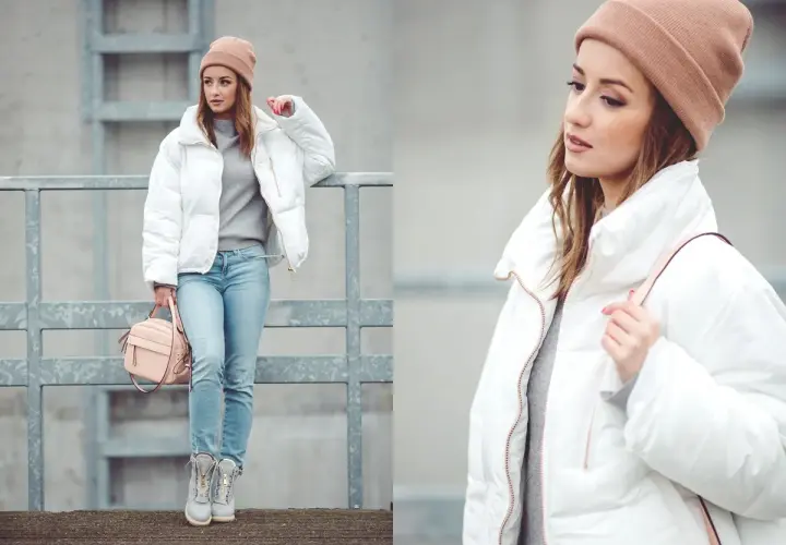 Czy białe kurtki są modne? Tak, ta puchowa biała kurtka w połączeniu z jeansami i beżową czapką tworzy stylowy look.