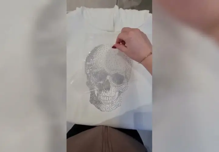 Blask na lata! Jak trwale przykleić kryształki do bluzy?