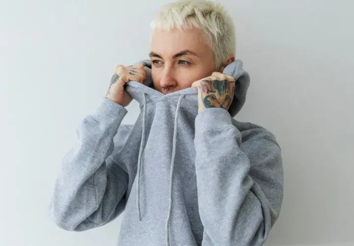 Bluza loose fit: Co to znaczy? Jak nosić ten modny krój?