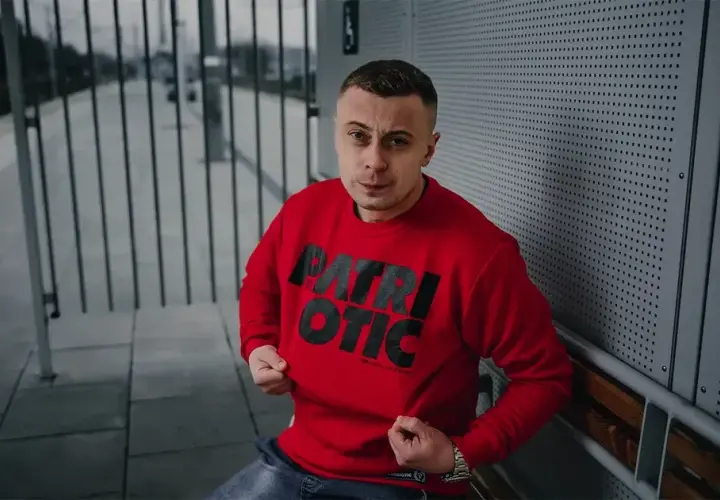 Bluza crewneck: Klasyka stylu. Jak nosić i unikać błędów?