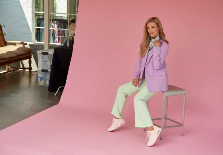 Joanna Krupa prezentuje stylowe, różowe buty sportowe, idealne do letnich stylizacji.