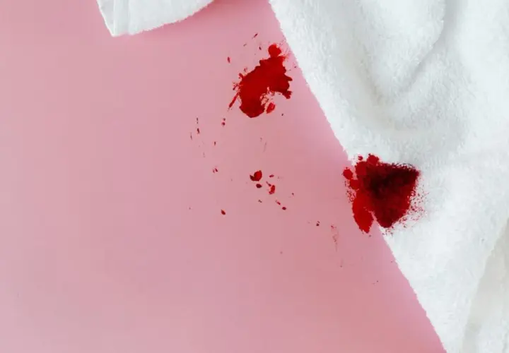 Jak sprać krew z bluzy? Skuteczne metody na świeże i zaschnięte plamy
