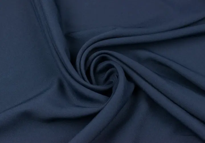 Granatowa gabardyna, miękko układająca się w wir. Idealna na elegancki płaszcz lub stylową marynarkę.