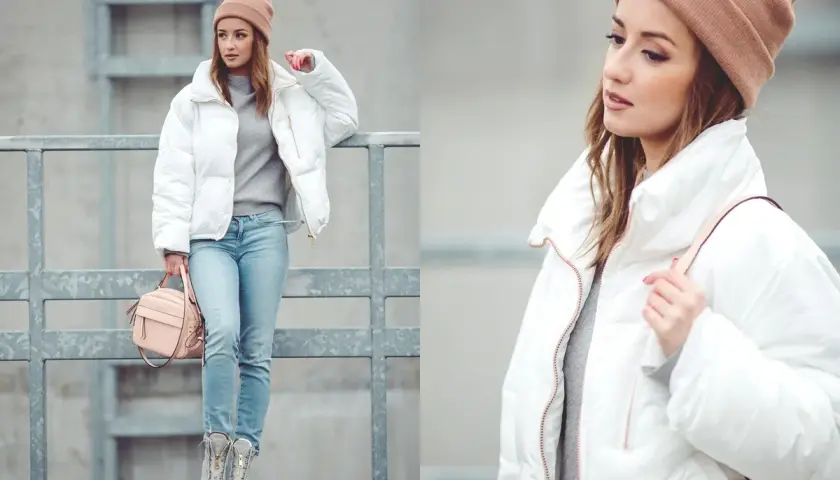 Czy białe kurtki są modne? Tak, ta puchowa biała kurtka w połączeniu z jeansami i beżową czapką tworzy stylowy look.