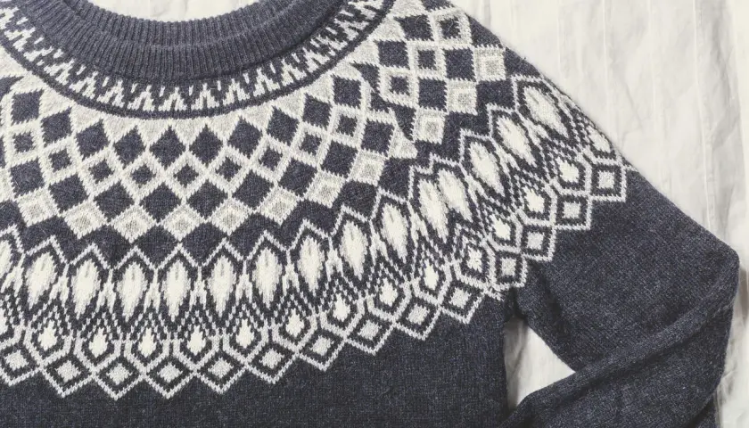 Ciemnoszary sweter z norweskim wzorem. Dowiedz się, jak uratować sfilcowany sweter, by znów był jak nowy.