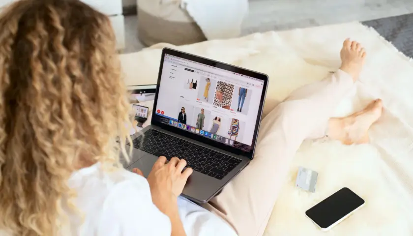 Butik online z polską modą – dlaczego warto wybierać lokalne marki?