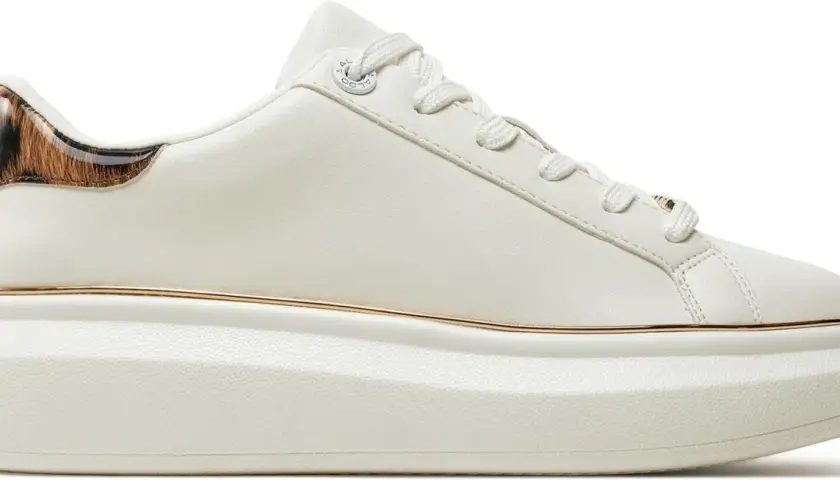 Białe sneakersy Aldo z futrzanym akcentem i złotą lamówką. Stylowe, wygodne i modne.