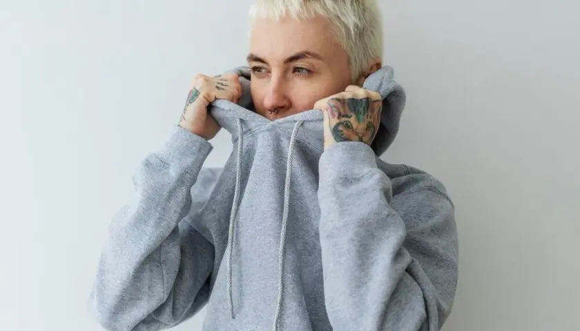 Bluza loose fit: Co to znaczy? Jak nosić ten modny krój?