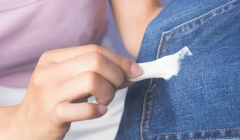 Skuteczne usuwanie gumy ze spodni: Zamrażanie, ciepło i domowe triki