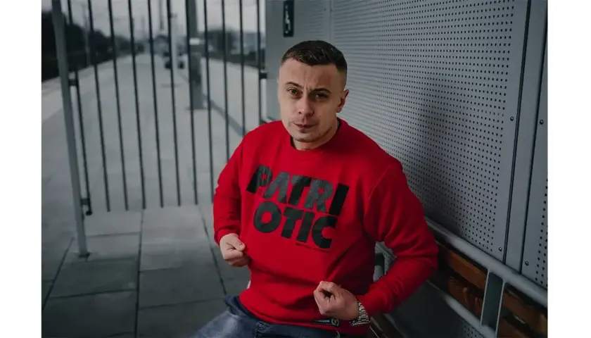 Bluza crewneck: Klasyka stylu. Jak nosić i unikać błędów?