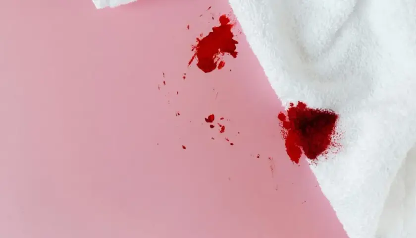 Jak sprać krew z bluzy? Skuteczne metody na świeże i zaschnięte plamy
