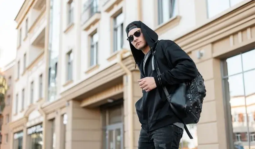 Bluza z kapturem: Jak nosić ją modnie na każdą okazję?