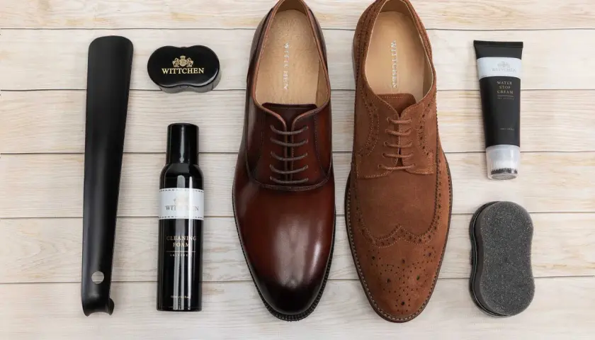 Zestaw do pielęgnacji obuwia: eleganckie buty, pianka czyszcząca, krem wodoodporny i akcesoria. Dowiedz się, jak pastować buty, by wyglądały jak nowe.
