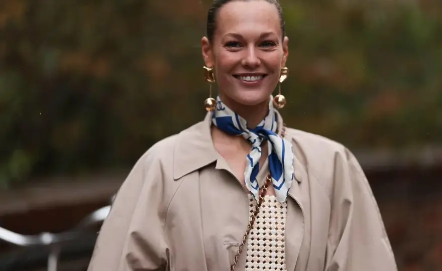 Jak nosić apaszkę? 5 stylizacji, które odmienią Twój look!