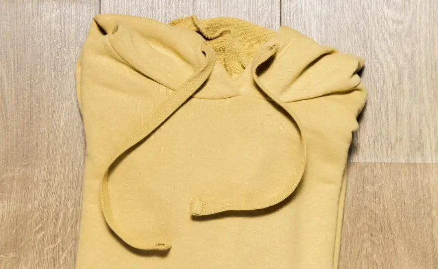 Jak składać bluzy? 5 metod na porządek i ochronę ubrań!