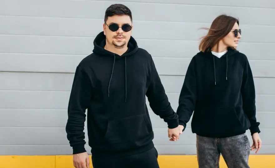 Dlaczego dziewczyny kochają męskie bluzy? Sekrety komfortu i stylu.