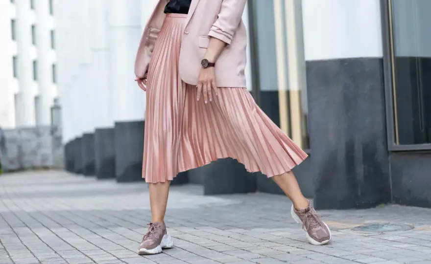 Buty do plisowanej spódnicy - Jak nosić, by wyglądać zjawiskowo?