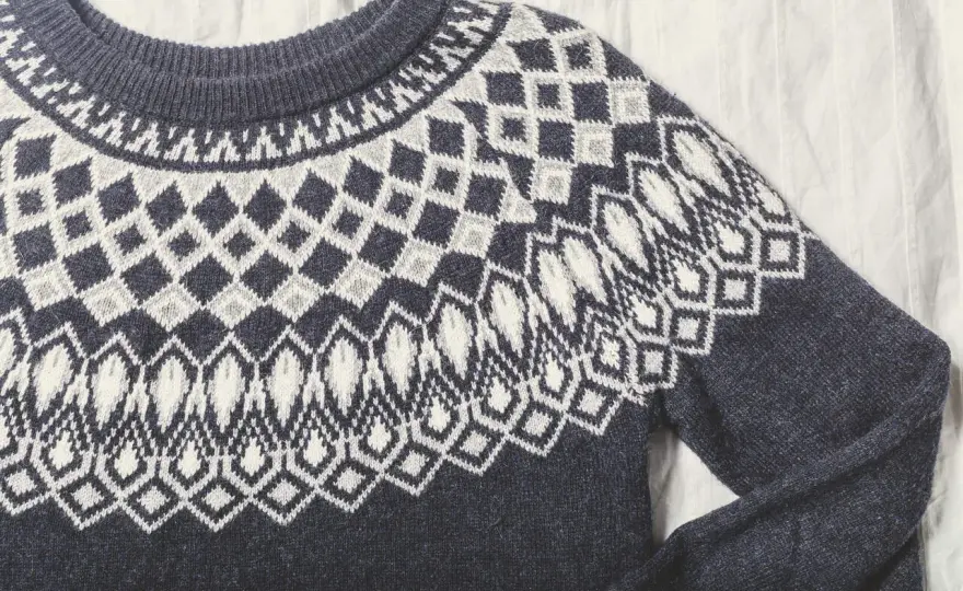 Sfilcowany sweter - jak uratować? Sprawdź skuteczne metody!