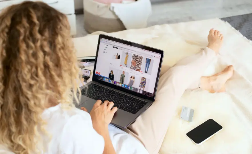 Butik online z polską modą – dlaczego warto wybierać lokalne marki?