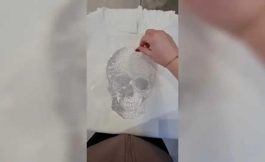 Blask na lata! Jak trwale przykleić kryształki do bluzy?