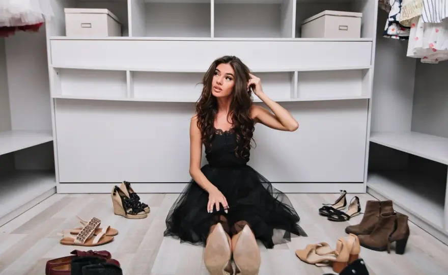 Płaskie buty do sukienki wieczorowej - Elegancja bez obcasów?