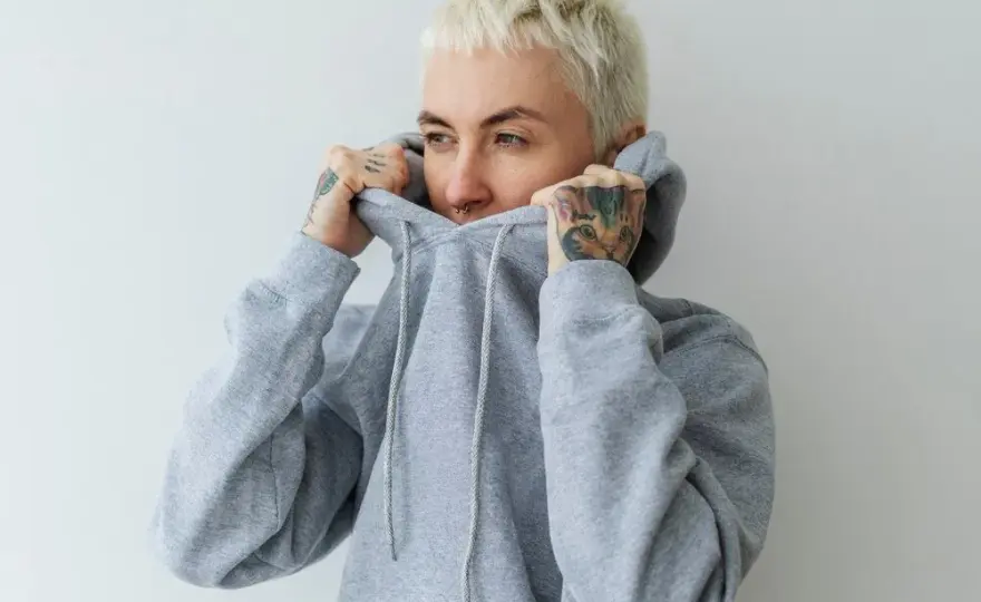 Bluza loose fit: Co to znaczy? Jak nosić ten modny krój?