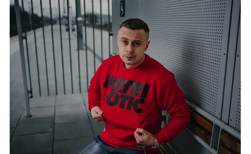 Bluza crewneck: Klasyka stylu. Jak nosić i unikać błędów?