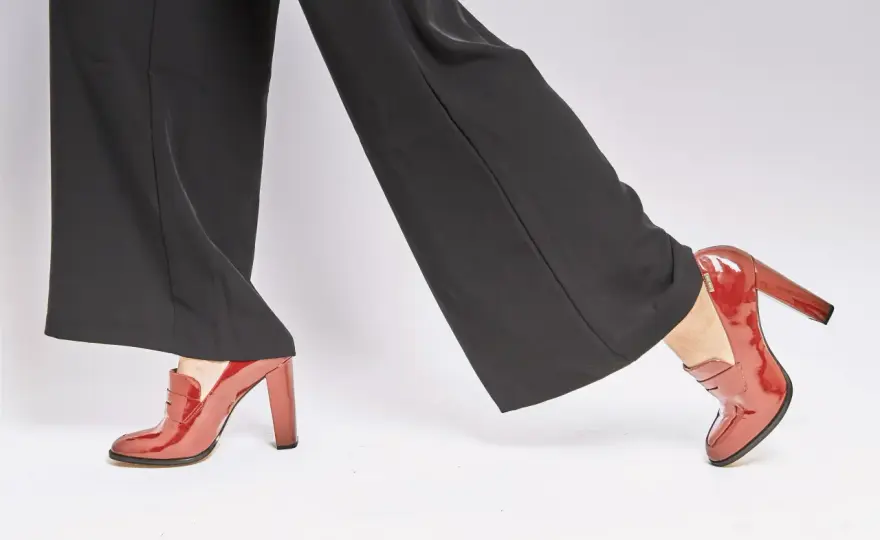 Buty zimowe do szerokich spodni: Jak wyglądać stylowo i proporcjonalnie?